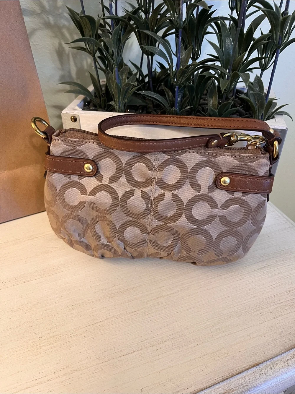 Coach Tan & Beige Signature C Wristlet/Mini Bag w/ Gold Tone chain EC